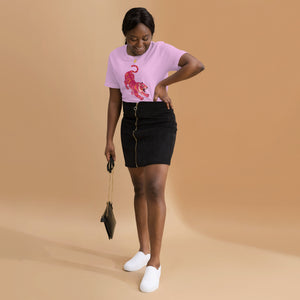 AG - Woman wearing a lilac t-shirt, with a tiger graphic design, on a beige background