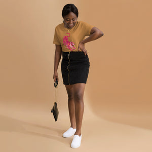 AG - Woman wearing a toast t-shirt, with a tiger graphic design, on a beige background